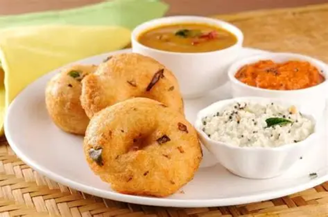 Medhu Vadai (3 pieces).
