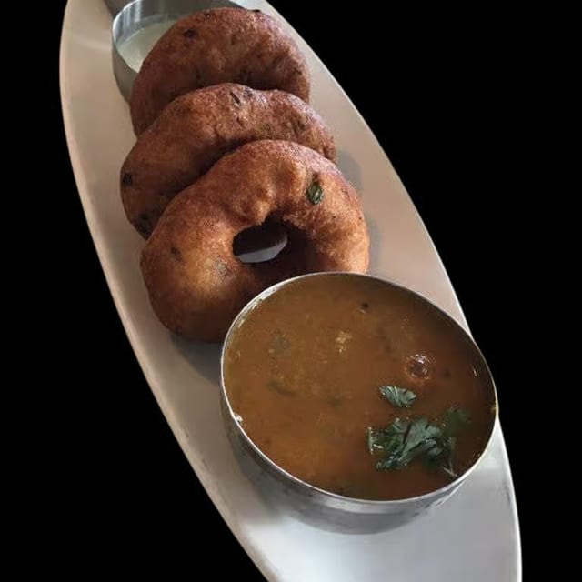 Medhu Vadai (3 pieces).